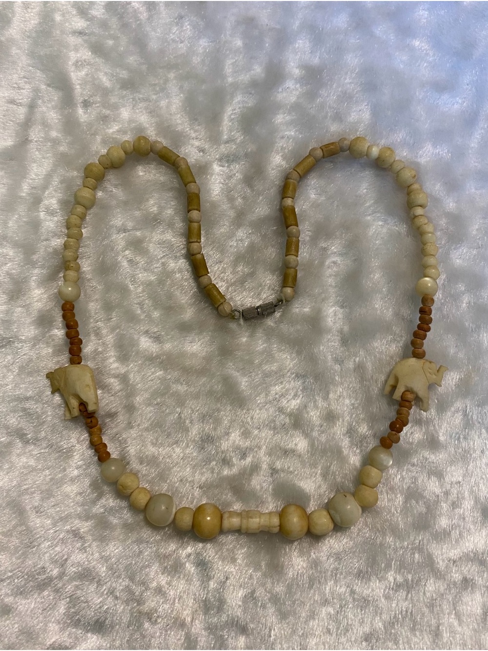 🍀VTG Handcrafted Cream and Tan Beaded Elephant Necklace